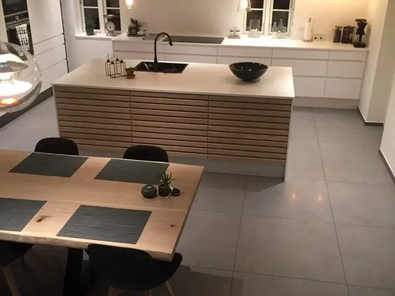 Moderne køkken med køkkenø og spisebord