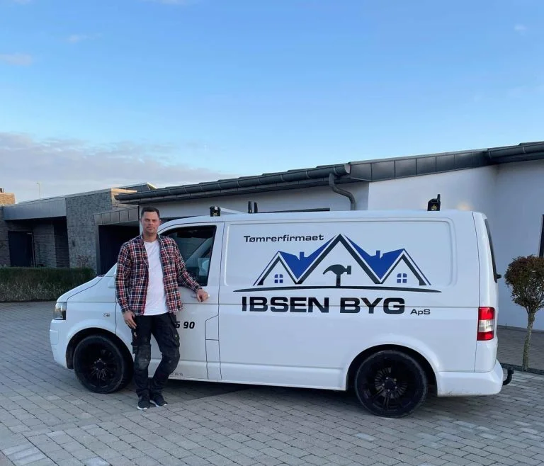 Mand foran Ibsen Byg tømrerfirmas varevogn