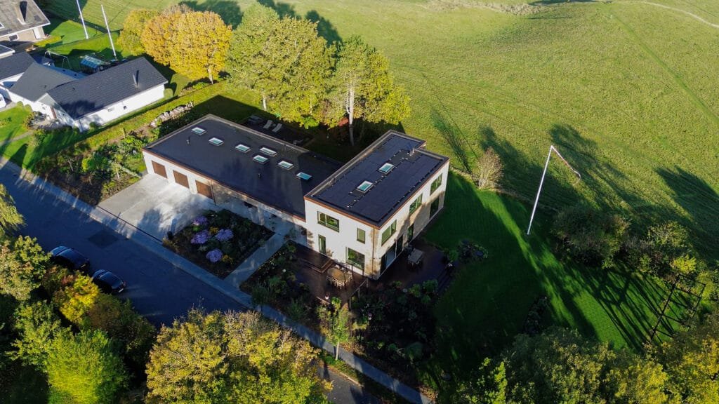 Moderne hus med have og grønne omgivelser