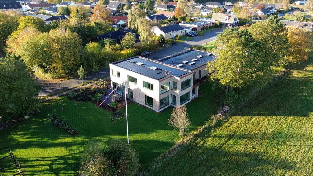 Moderne hus med have i forstadskvarter