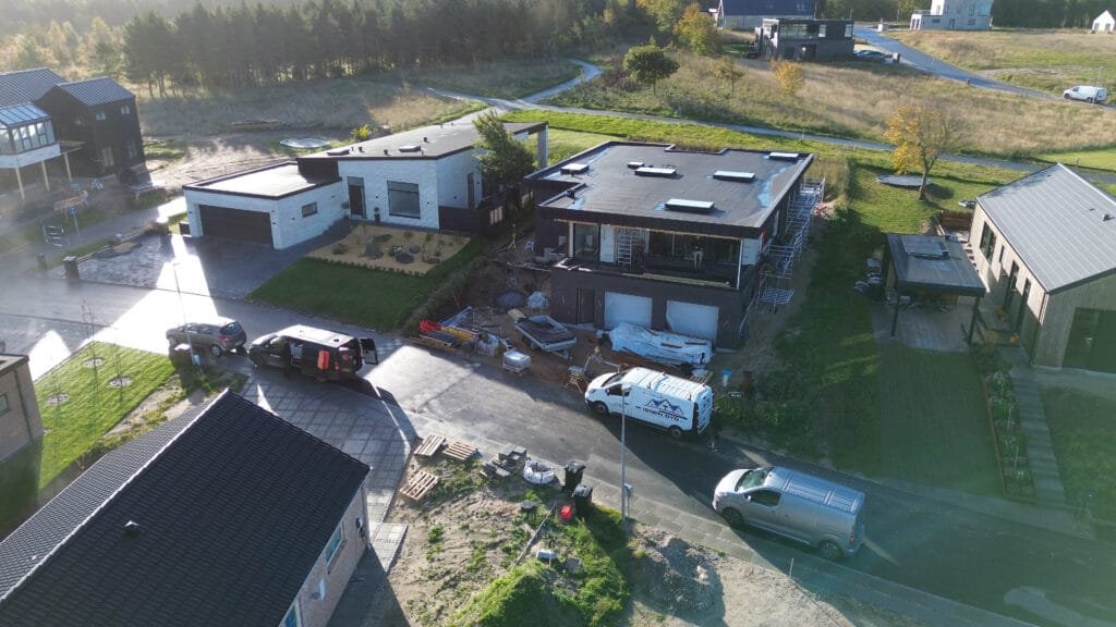 Moderne huse under opførelse i boligområde