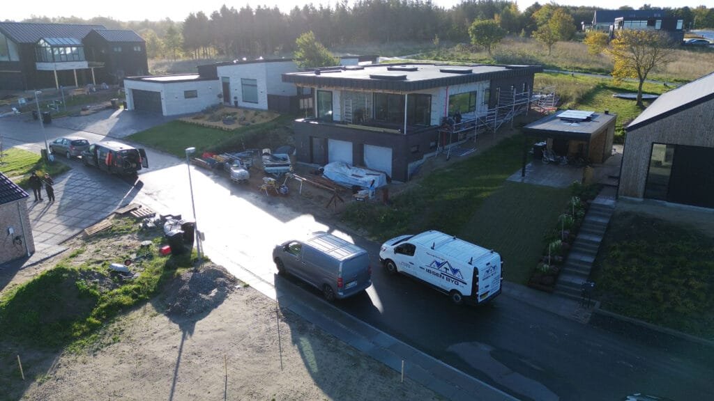 Moderne hus under opførelse i boligkvarter