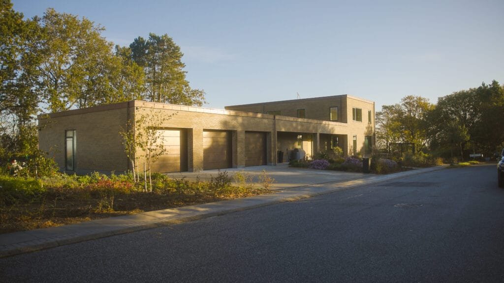 Moderne murstenshus med garage og have