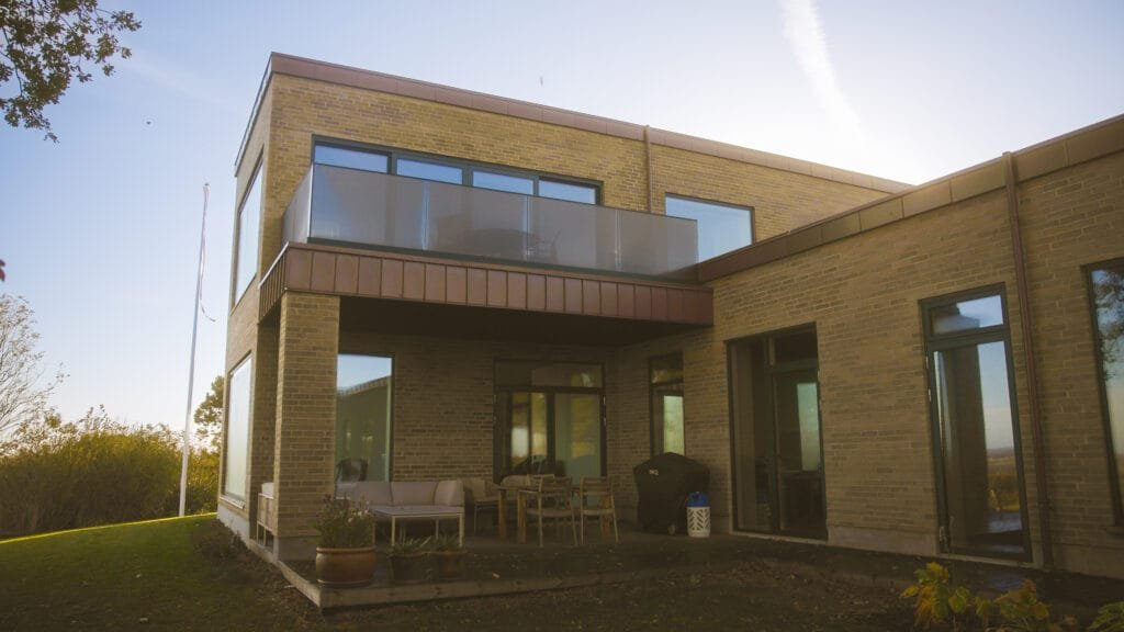 Moderne murstenshus med stor altan og terrasse